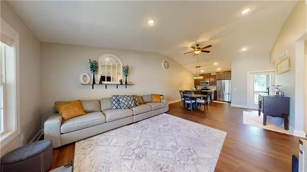 3209 Sheffield LN, St Joseph, MO 64506