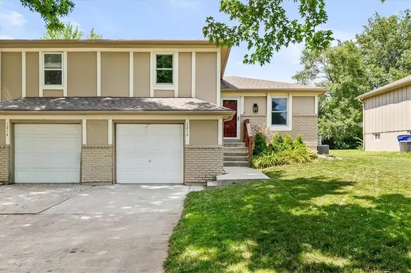 1212 W Sheridan ST, Olathe, KS 66061