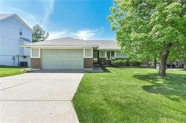 611 NW 42nd ST,  Blue Springs,  MO 64015