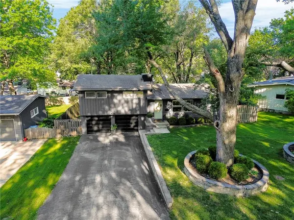 7908 Falmouth ST, Prairie Village, KS 66208