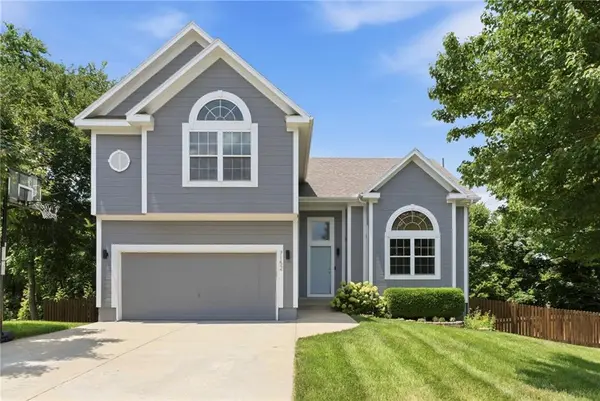 7152 Woodstock ST, Shawnee, KS 66218