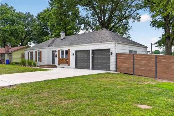 1011 W 1st ST, Lee's Summit, MO 64063
