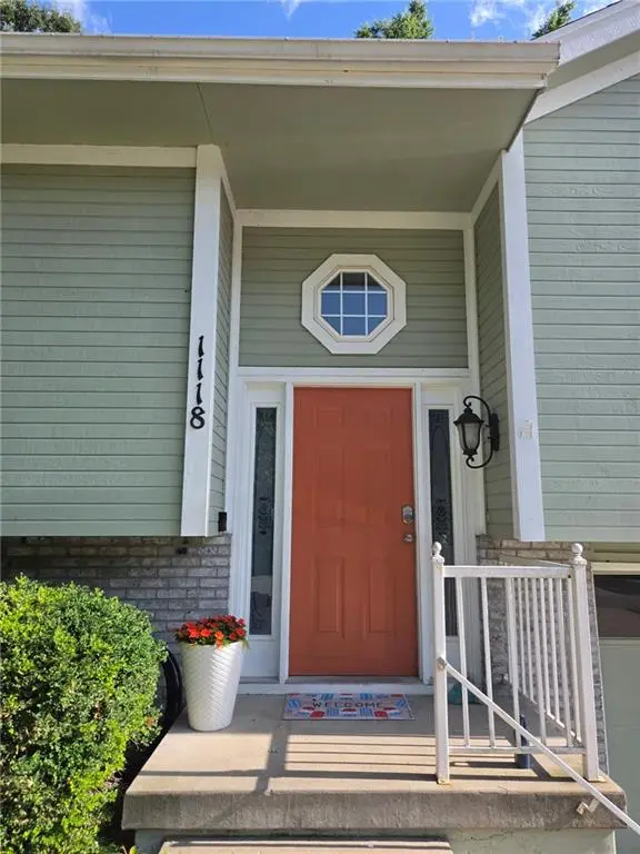 1118 SW Eastman CT, Blue Springs, MO 64015
