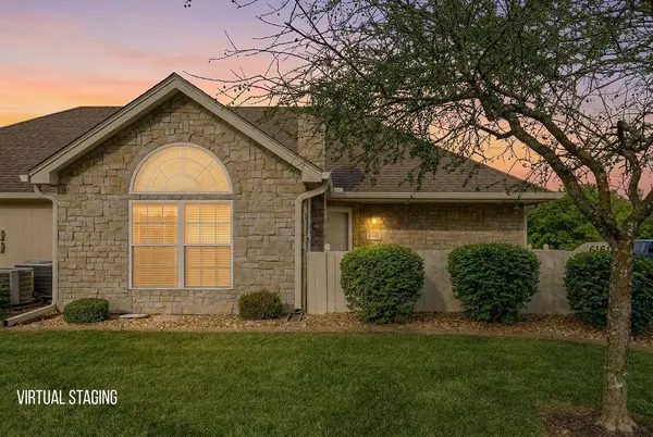 6160 NE Kensington DR, Lee's Summit, MO 64064