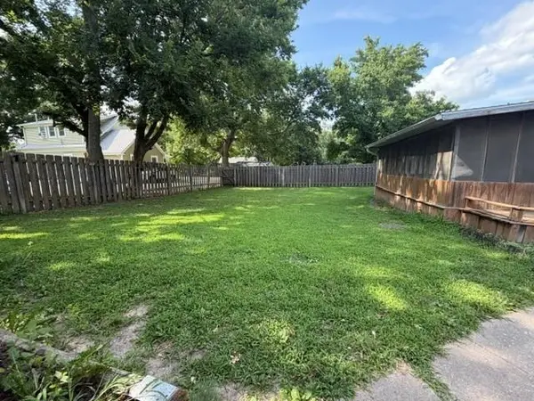 904 S 6th ST, Burlington, KS 66839