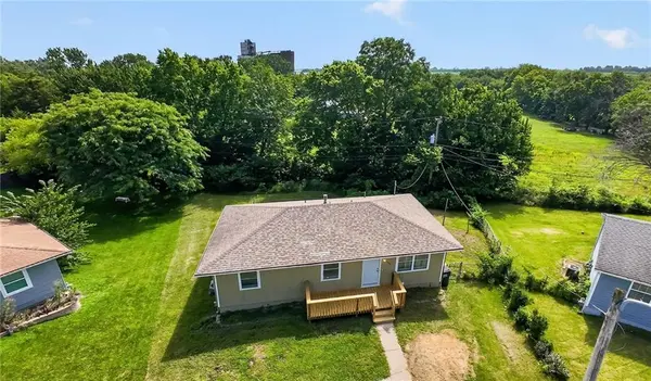 1226 W 3rd ST, Edgerton, KS 66021