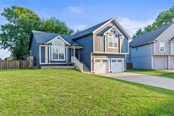 936 SE 14th TER, Lee's Summit, MO 64081