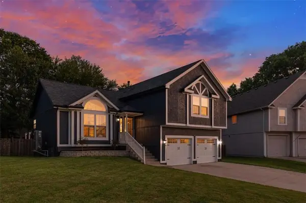 936 SE 14th TER, Lee's Summit, MO 64081