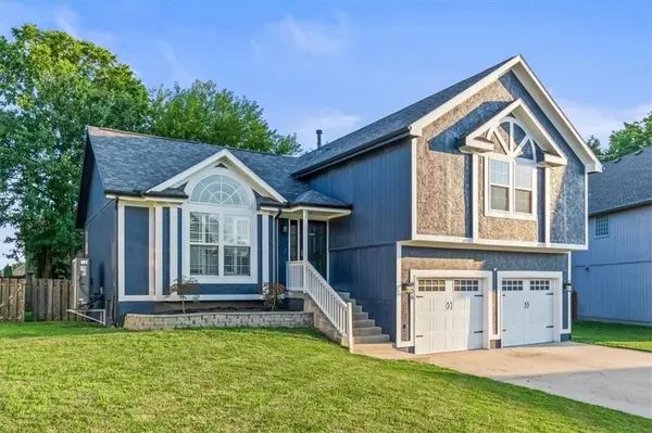 936 SE 14th TER, Lee's Summit, MO 64081