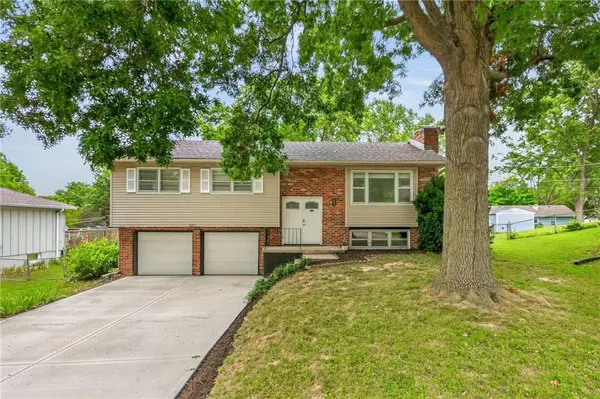 8815 N Kenwood AVE, Kansas City, MO 64155