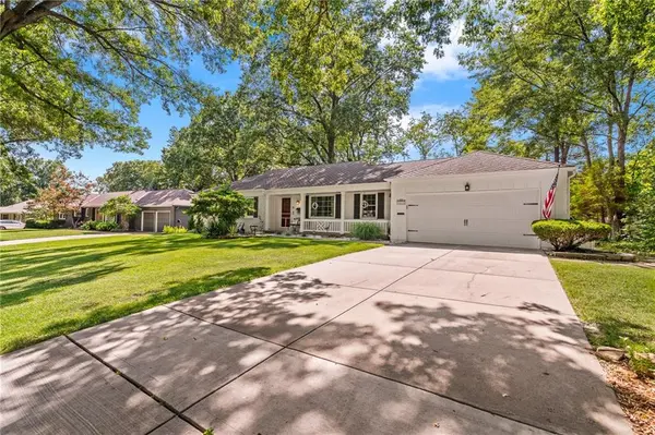 9416 Wenonga RD, Leawood, KS 66206