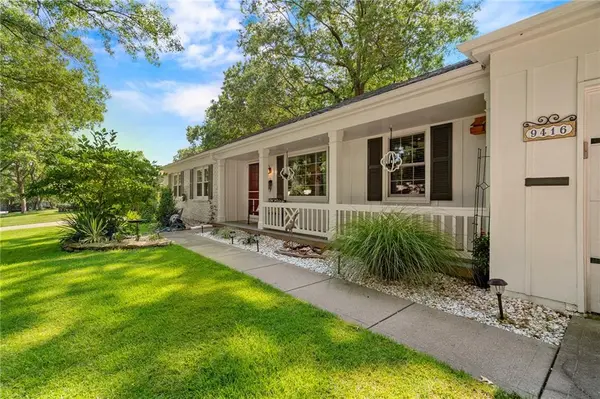 9416 Wenonga RD, Leawood, KS 66206