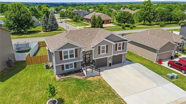 1310 SW Burns CIR, Oak Grove, MO 64075