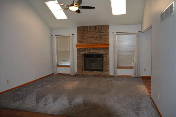 2319 NW Leann DR, Blue Springs, MO 64014