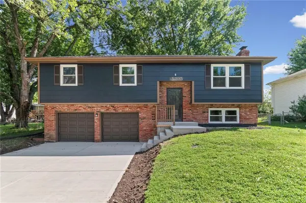 15205 W 152nd CIR, Olathe, KS 66062
