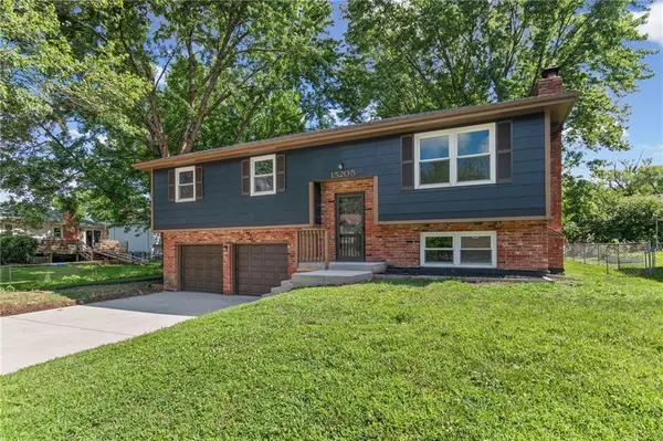15205 W 152nd CIR, Olathe, KS 66062