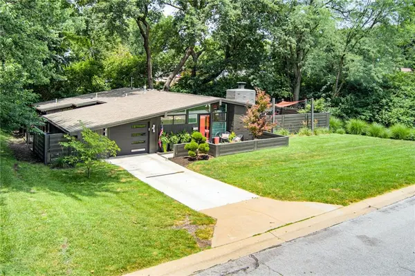 2204 W 71 TER, Prairie Village, KS 66208