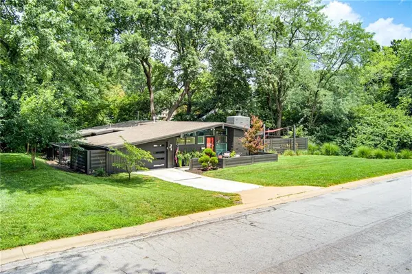2204 W 71 TER, Prairie Village, KS 66208
