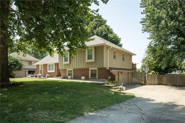 404 S SUNSET LN, Raymore, MO 64083