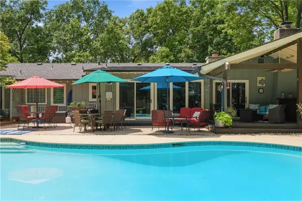 5204 W 83RD TER,  Prairie Village,  KS 66207