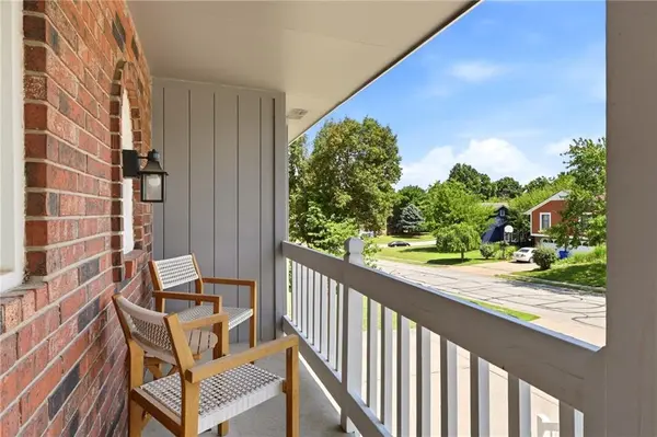 1100 NE Deerbrook TER, Lee's Summit, MO 64086