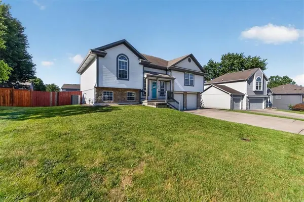 1109 White Oak CT, Raymore, MO 64083