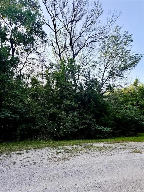 5 N Lakeside DR, La Cygne, KS 66040