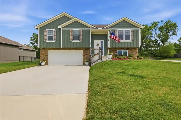 900 NW Crestwood DR, Grain Valley, MO 64029
