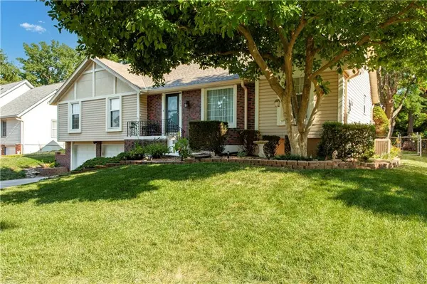 404 NE Locust DR, Blue Springs, MO 64014