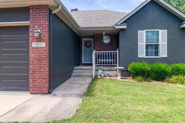 1307 SE Scenic DR, Blue Springs, MO 64014