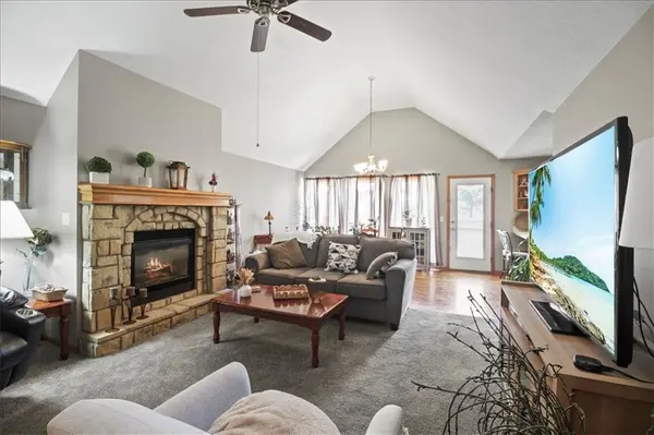 1307 SE Scenic DR, Blue Springs, MO 64014