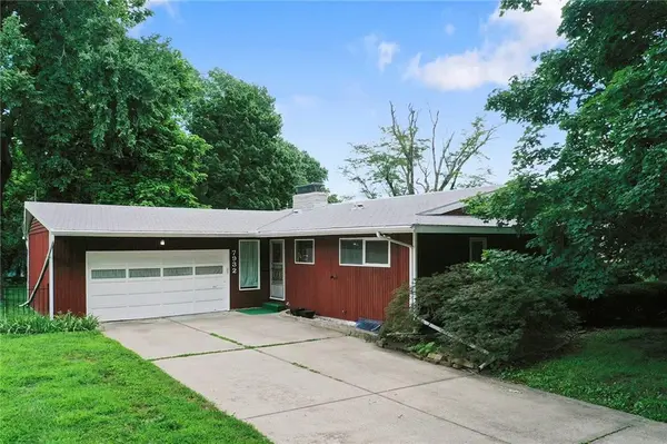 7932 Shawnee DR, Overland Park, KS 66212