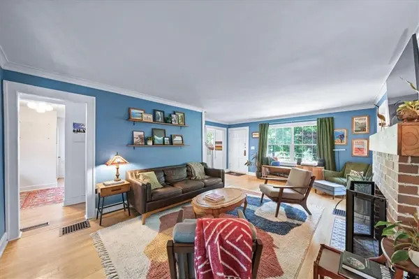 27 W Winthrope RD, Kansas City, MO 64113