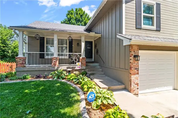 4001 NW Hidden Pointe DR, Blue Springs, MO 64015