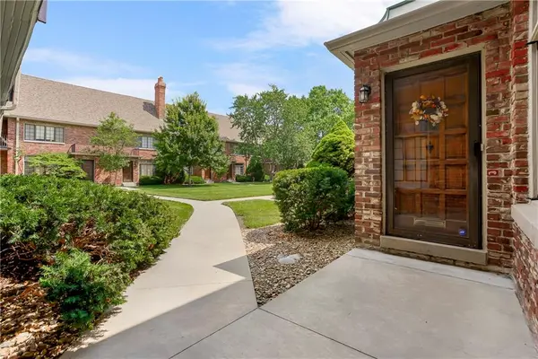 8363 Somerset DR #8363, Prairie Village, KS 66207
