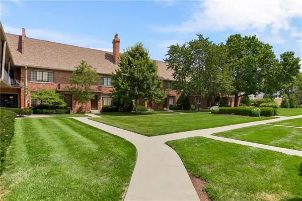 8363 Somerset DR #8363, Prairie Village, KS 66207
