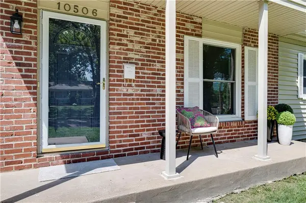 10506 Westbrooke DR, Overland Park, KS 66214