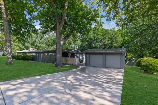 8201 W 64th TER, Merriam, KS 66202