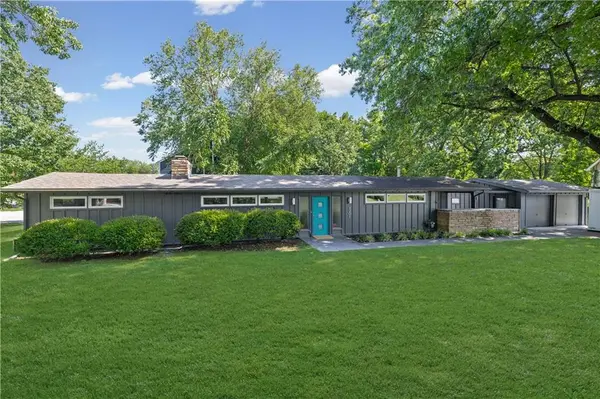 8201 W 64th TER, Merriam, KS 66202