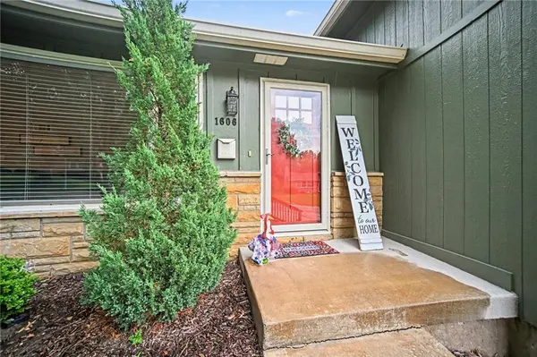 1606 NE 48th TER, Kansas City, MO 64118