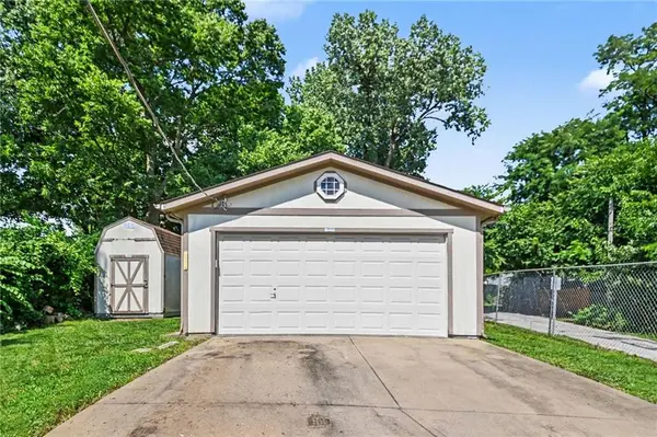 6308 Ravena RD, Pleasant Valley, MO 64068