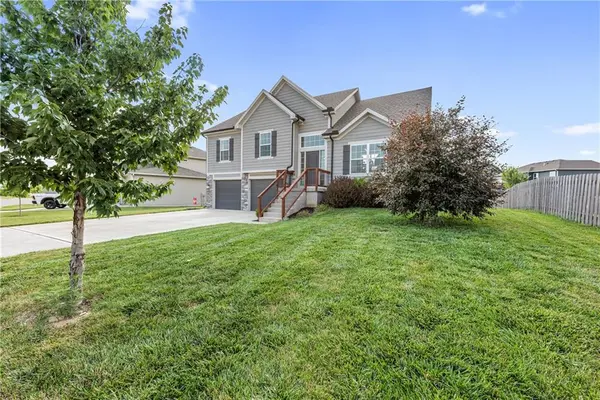 638 SE Colonial DR, Blue Springs, MO 64014