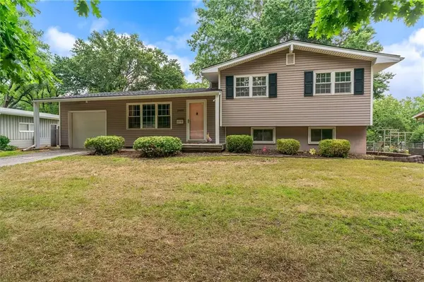 2408 NE 63rd PL,  Gladstone,  MO 64118