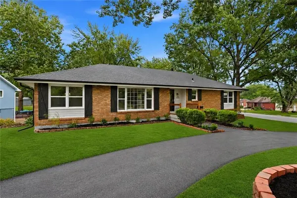 12825 Winchester AVE,  Grandview,  MO 64030