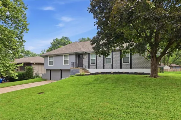 509 NW Palmer DR, Blue Springs, MO 64014