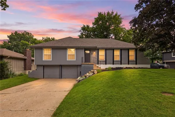 509 NW Palmer DR, Blue Springs, MO 64014