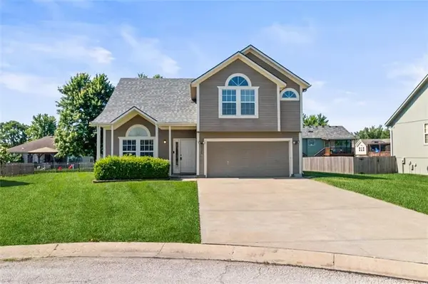 2103 Patti LN, Greenwood, MO 64034