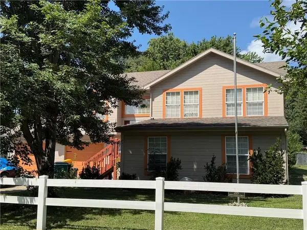 205 N Madison ST, Spring Hill, KS 66083