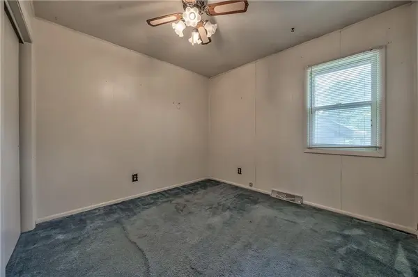 412 W Insley AVE, Bonner Springs, KS 66012