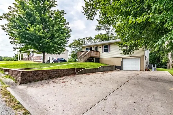 105 Hardy ST, Knob Noster, MO 65336